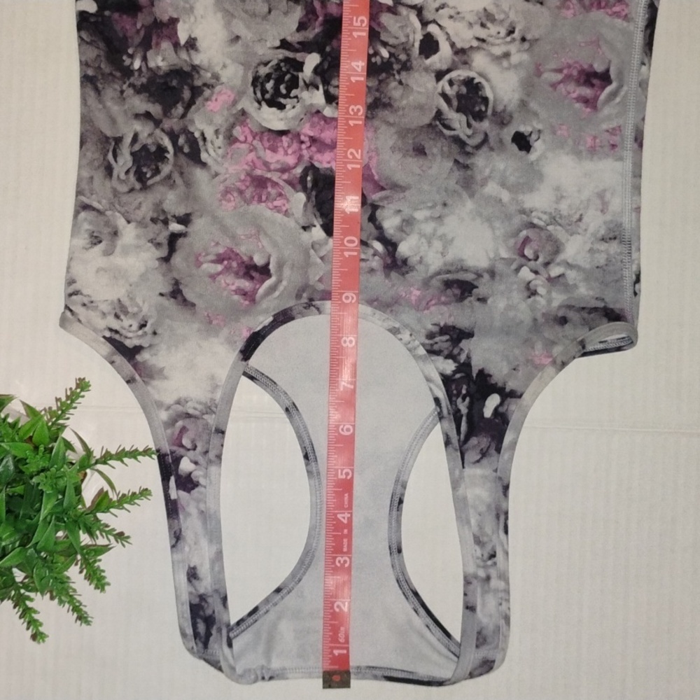 lululemon athletica 2 Piece Set. Womens size4.Moody Mirage,White,DeepNavy color - Picture 5 of 12